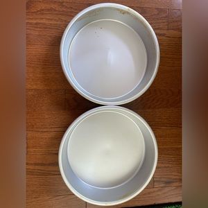 Barely used set of 2 Wilton 9” round pans